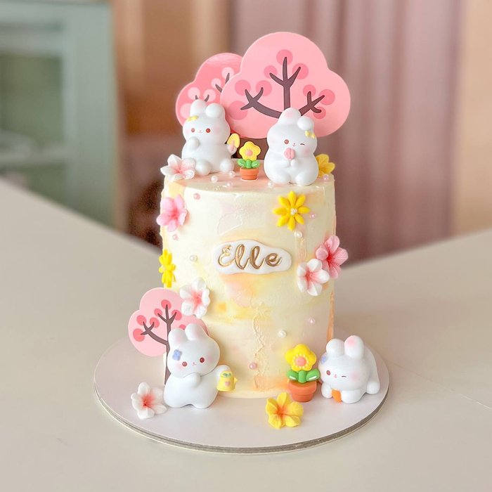 Lola Bunny Flower Garden Cake 