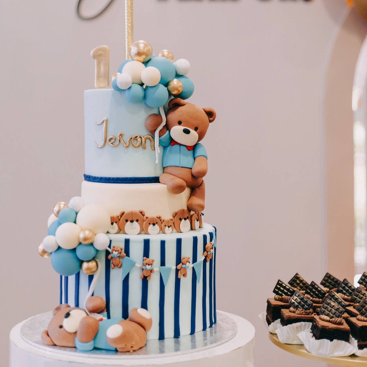 Boy with Animals Cake for First Birthday | By Kukkr Cakes-sonthuy.vn