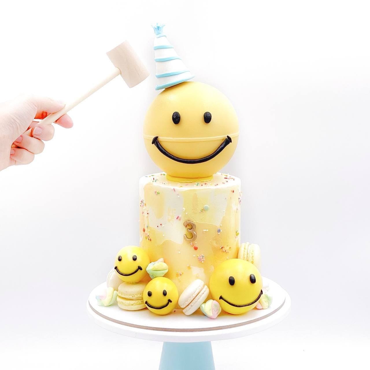 Smiley face cake hi-res stock photography and images - Alamy